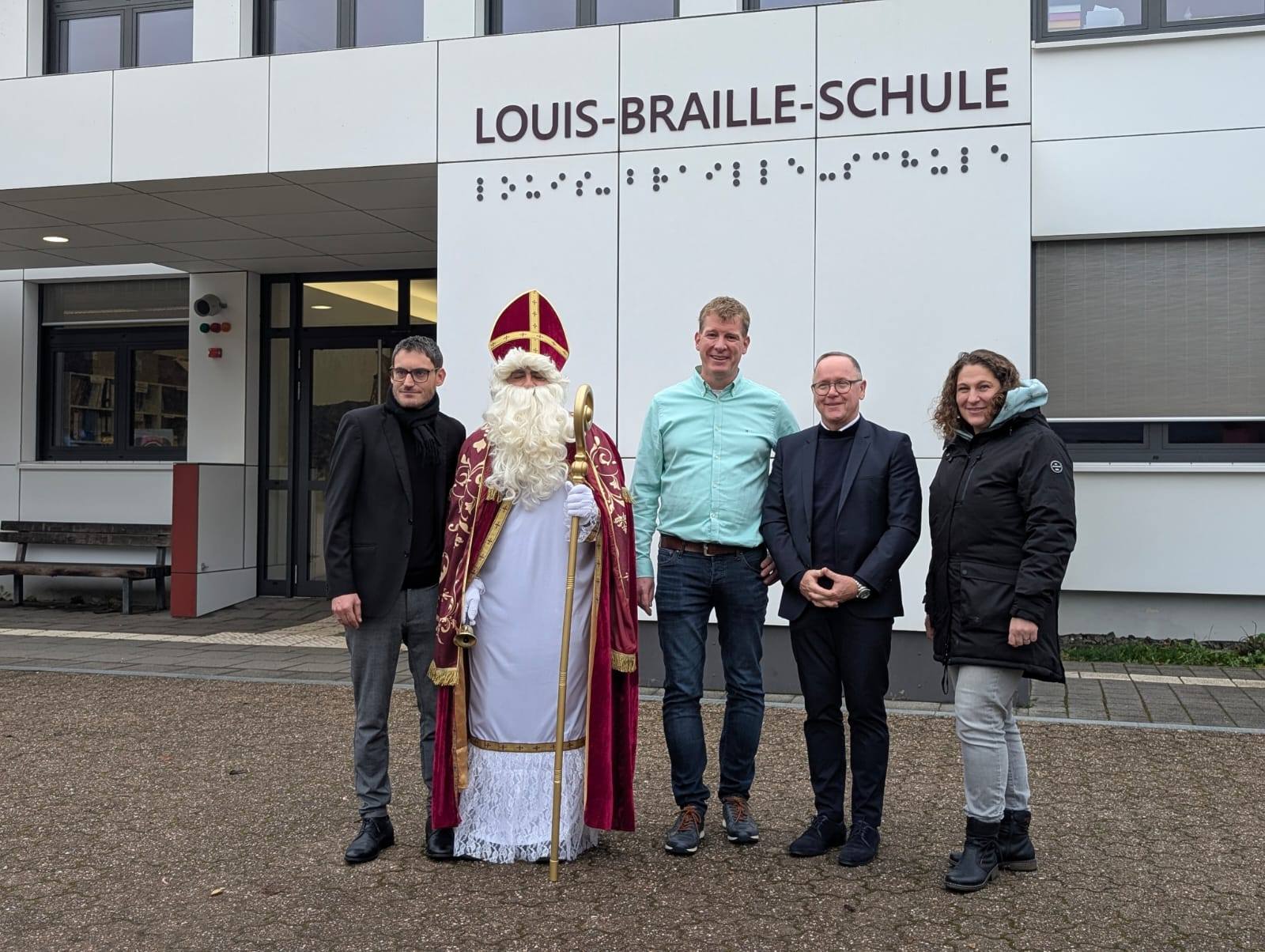 Gruppenfoto%20Nikolaus%20mit%20Begleitung%20und%20Schulleitung%20vor%20Schulgeb%C3%A4ude Gruppenfoto%20Nikolaus%20mit%20Begleitung%20und%20Schulleitung%20vor%20Schulgeb%C3%A4ude